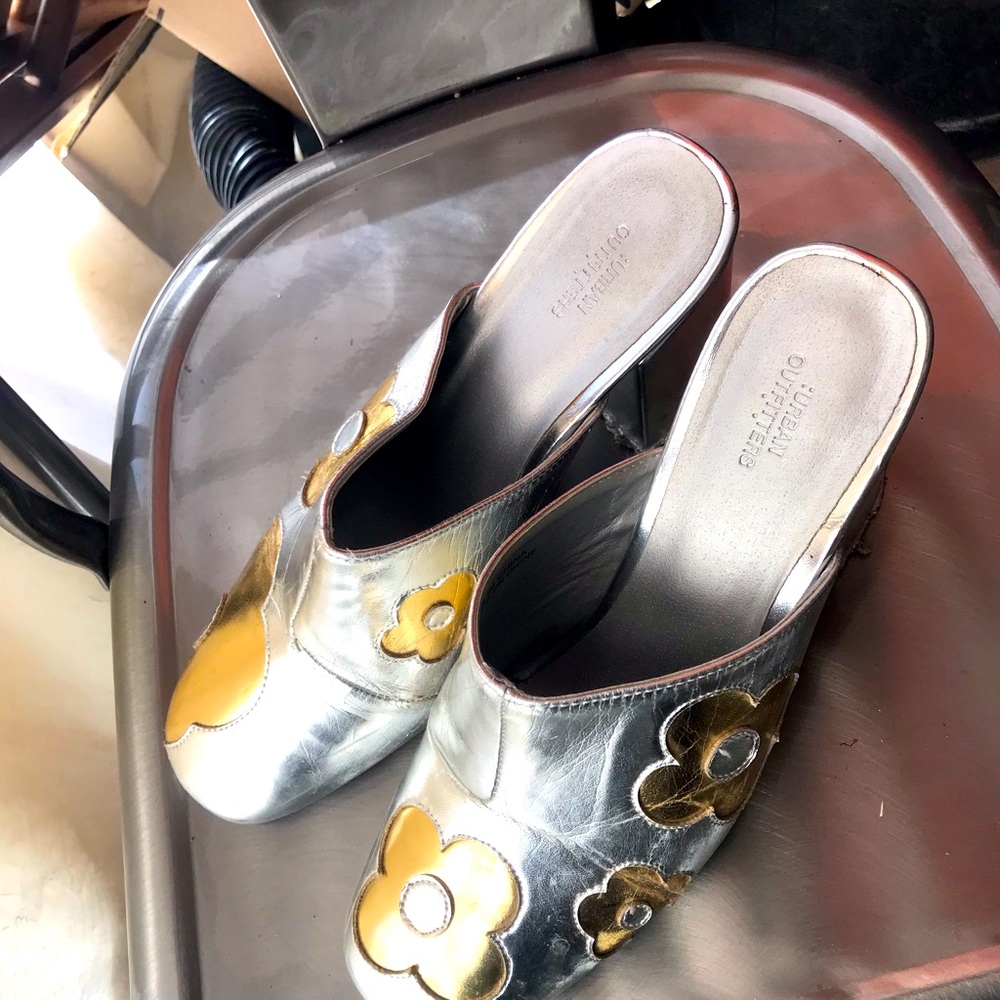 Cute daisy silver and gold chunky heels